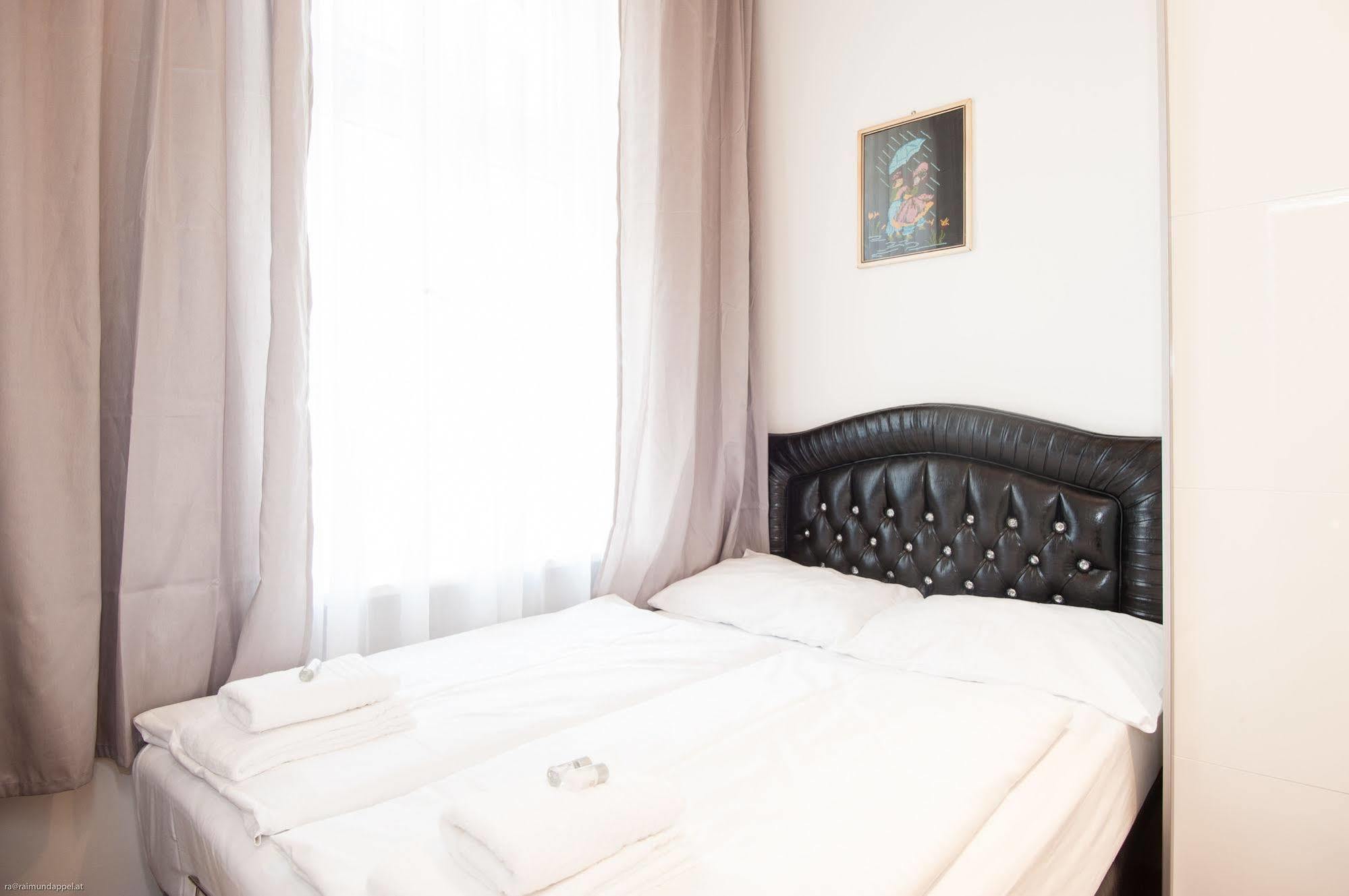 Royal Resort Apartments Urania Wenen Buitenkant foto